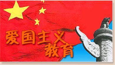 白色抽绳T恤+紧身牛仔裤，这种简单又时尚的白蓝配穿搭你喜欢吗？